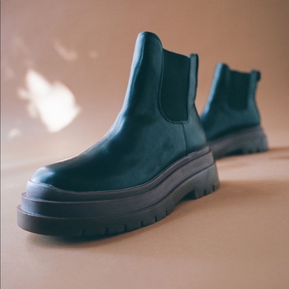 New with box UO Betty treaded Chelsea faux leather chunky platform boot 9 - Picture 4 of 10